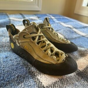 La sportiva mythos climbing shoe size 36.5 US size 5.5
